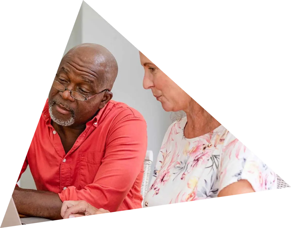 Deux adhérents consultent ensemble l'écran d'un ordinateur