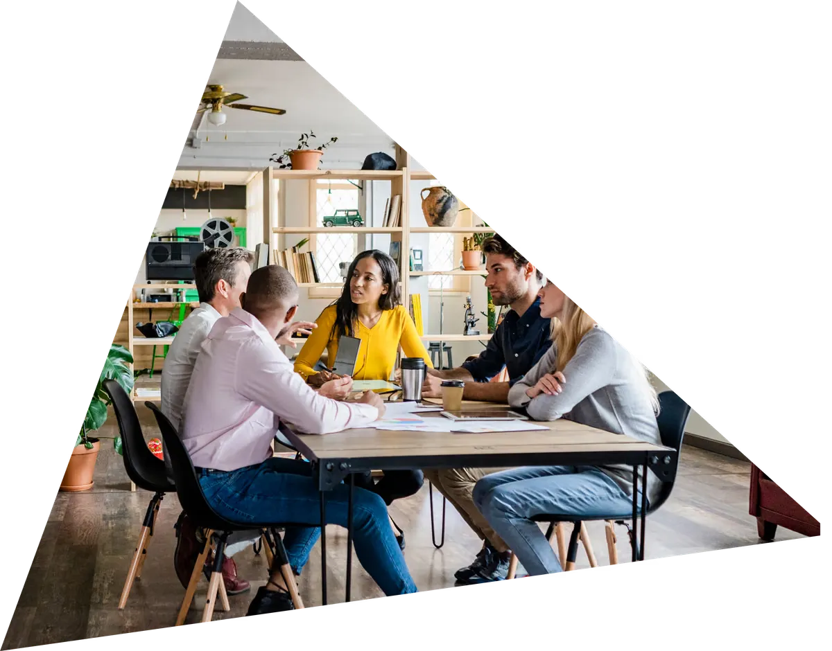 Une équipe associative échangeant autour d'une table